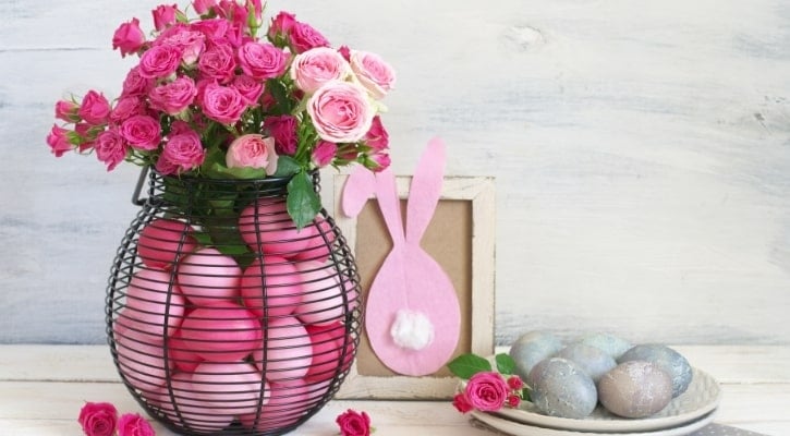 Διακόσμηση για το Πάσχα Βάζα με πασχαλινά αυγά και λουλούδια