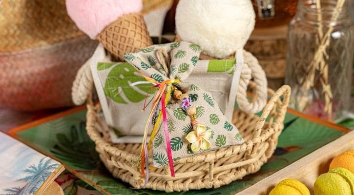 Tropical μπομπονιέρες με πουγκί και μπρελόκ