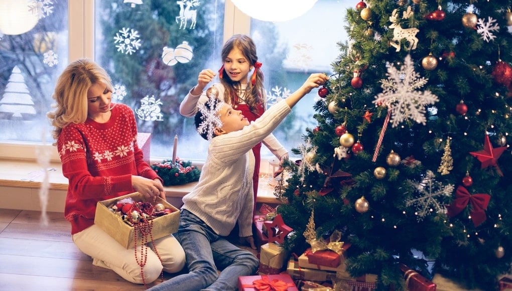 Κορδέλες για Χριστουγεννιάτικο Δέντρο 6 τρόποι για να μοιάζει με γιρλάντα